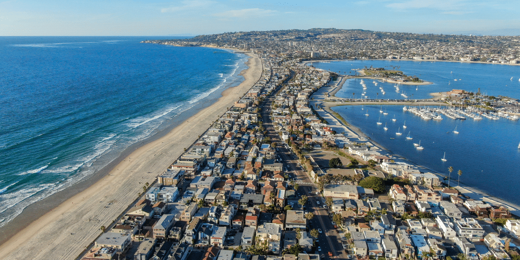 photo of mission beach homes showing the cost of living in san diego