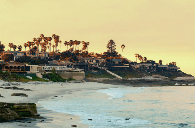 photo of la jolla beach front homes showing one of the best neighborhoods in san diego for families